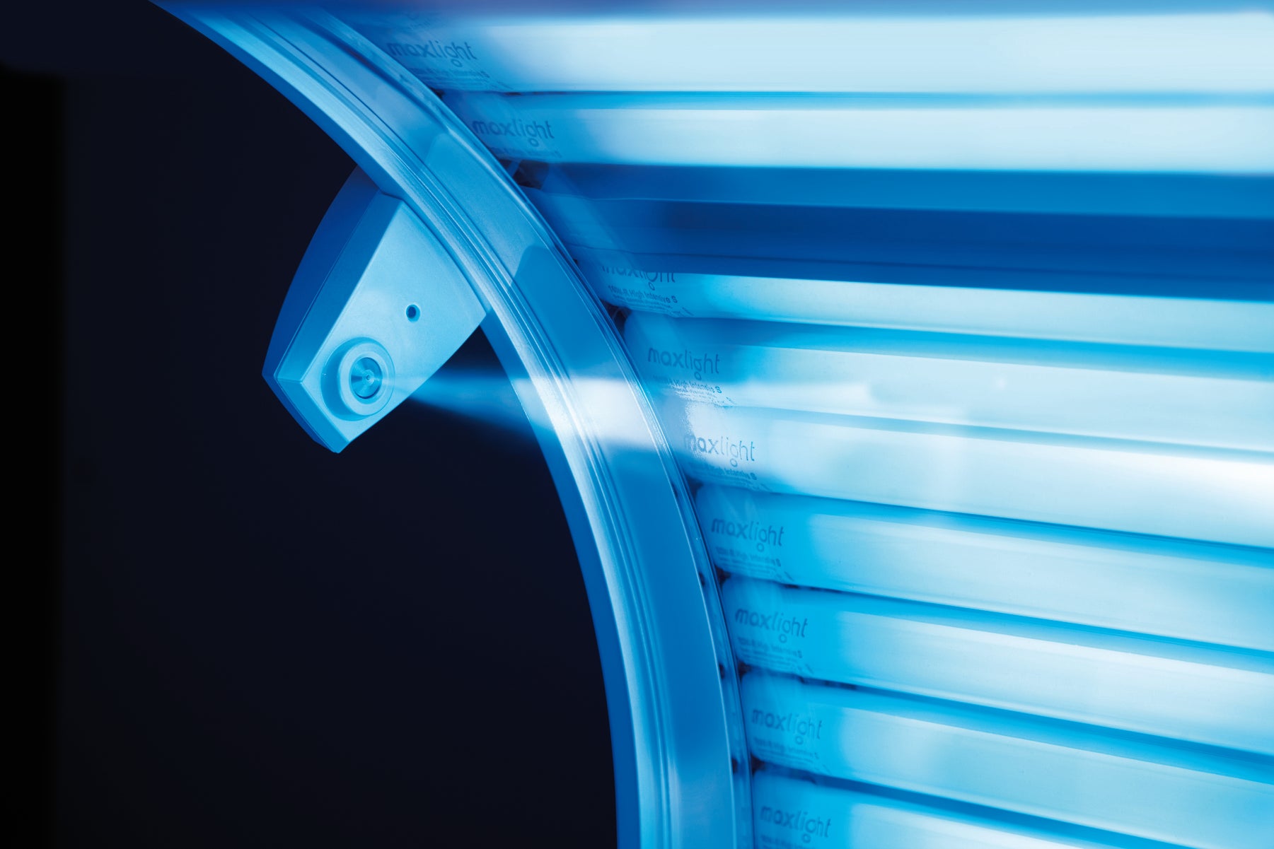 Close-up of the Qsens spray nozzle inside the tanning bed releasing a refreshing mist.